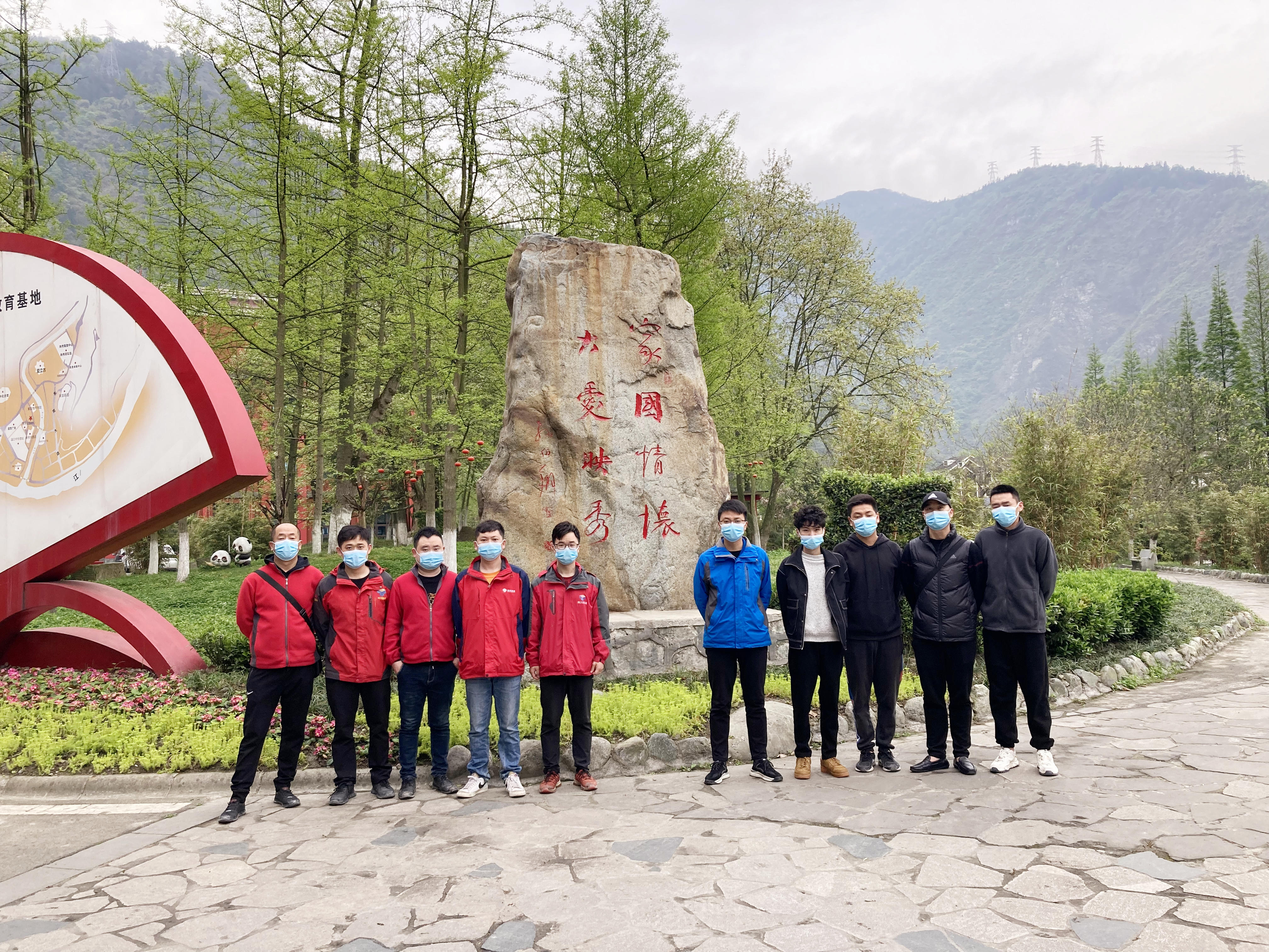 鮮花傳敬意，清風(fēng)寄哀思 ——都四軌道交通JC1項(xiàng)目部開展“清風(fēng)寄哀思”主題活動(dòng)