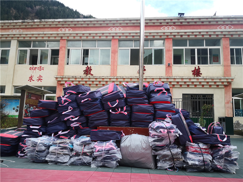 送溫暖，獻(xiàn)愛心——四川振通走進(jìn)甘孜·色達(dá)